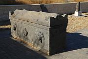 神殿旁的石棺