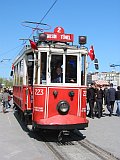 穿梭於 Istiklal Caddesi 街上的電車